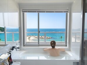 Hiustenkuivaaja, tohvelit, WC-istuin sähköisellä bideellä, pyyhkeet