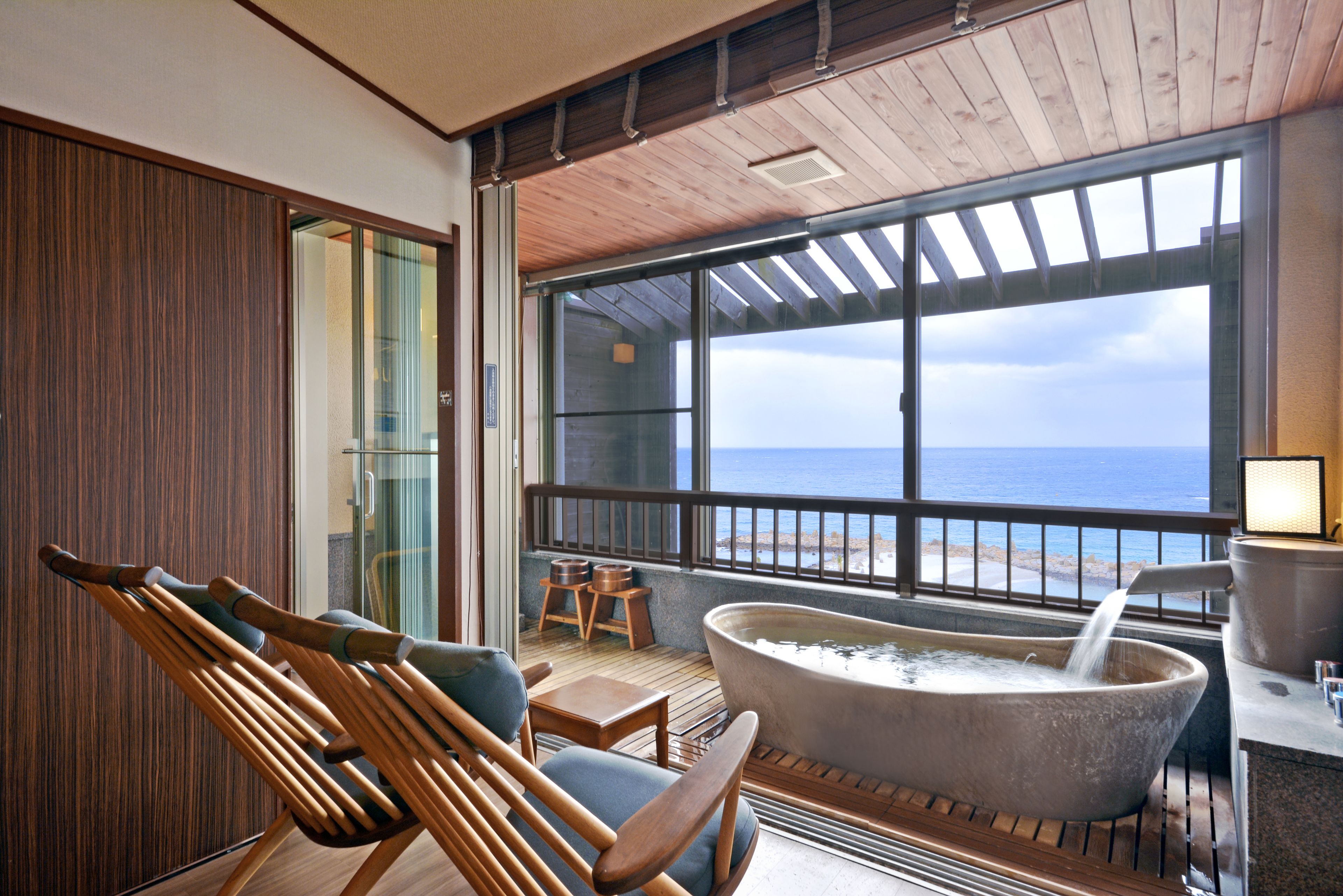 Secador de pelo, zapatillas, bidé electrónico y toallas