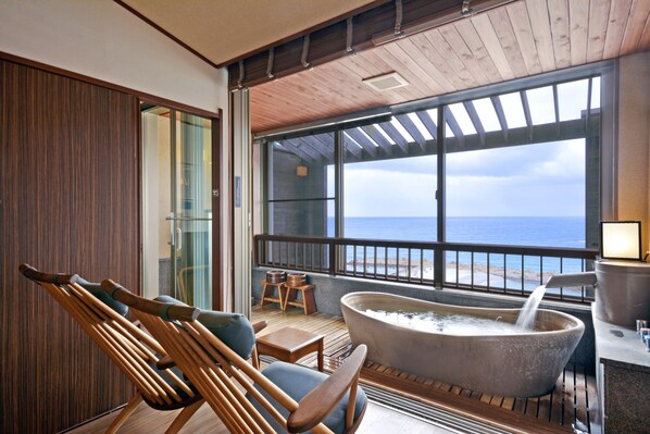 Hair dryer, slippers, electronic bidet, towels - Hotel Sanrakuso (Shirahama)