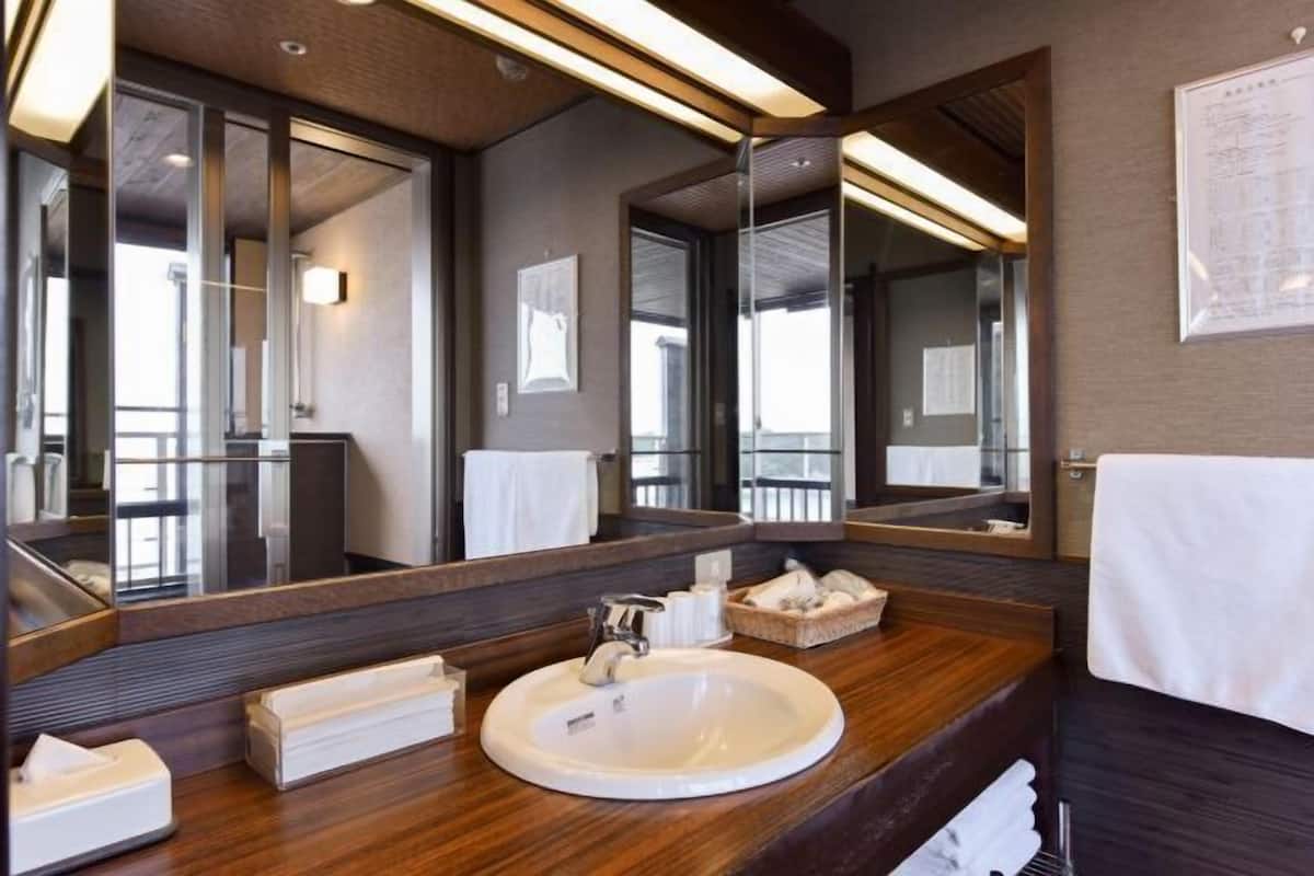Bilik Mandi | Pengering rambut, selipar, bidet elektronik, tuala disediakan