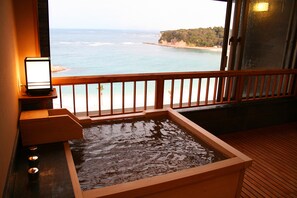 Bathroom sink - Hotel Sanrakuso (Shirahama)