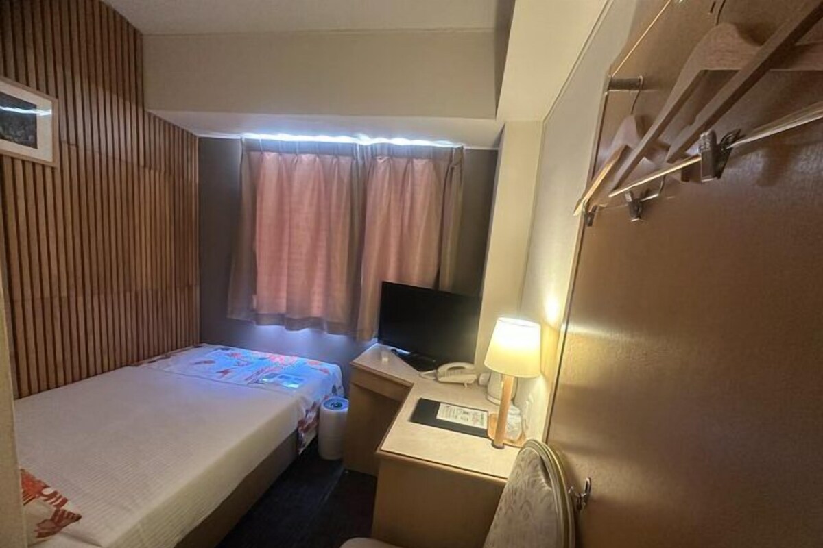 Escritorio, espacio para trabajar con laptop y cortinas blackout 