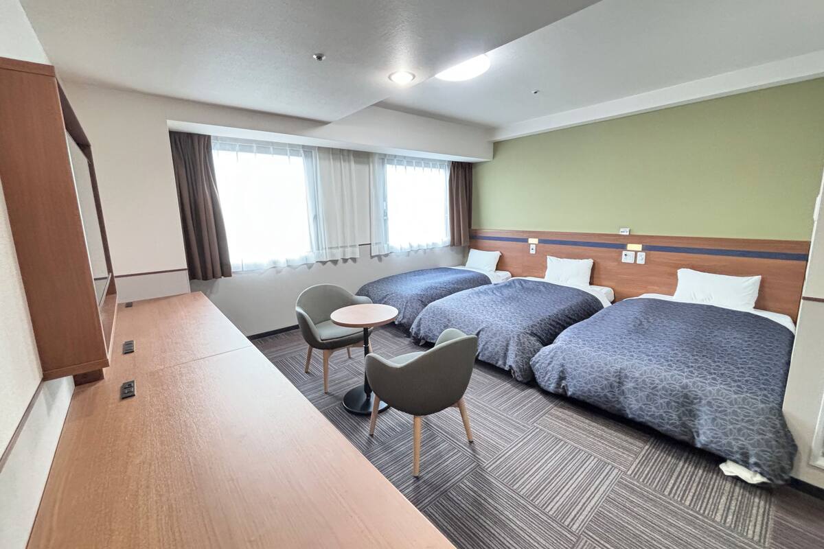 Triple Room, Non Smoking | Gebar bulu kapas, meja, seterika/papan seterika, Wi-fi percuma 