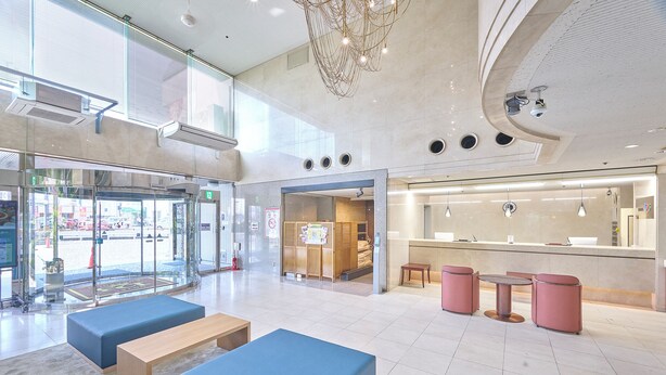 A spacious lobby with seating areas, a reception desk, and a view of the street outside. - Hotel 1-2-3 Kurashiki (Kurashiki)