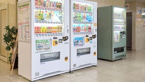 Three vending machines in a hallway with a map and a plant. - Hotel 1-2-3 Kurashiki (Kurashiki)