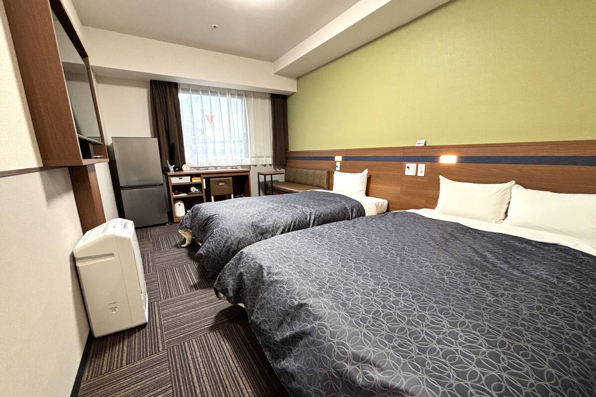 Family Room, Non Smoking (1 Semi-Double Bed + 1 Single Bed) | Gebar bulu kapas, meja, seterika/papan seterika, Wi-fi percuma 