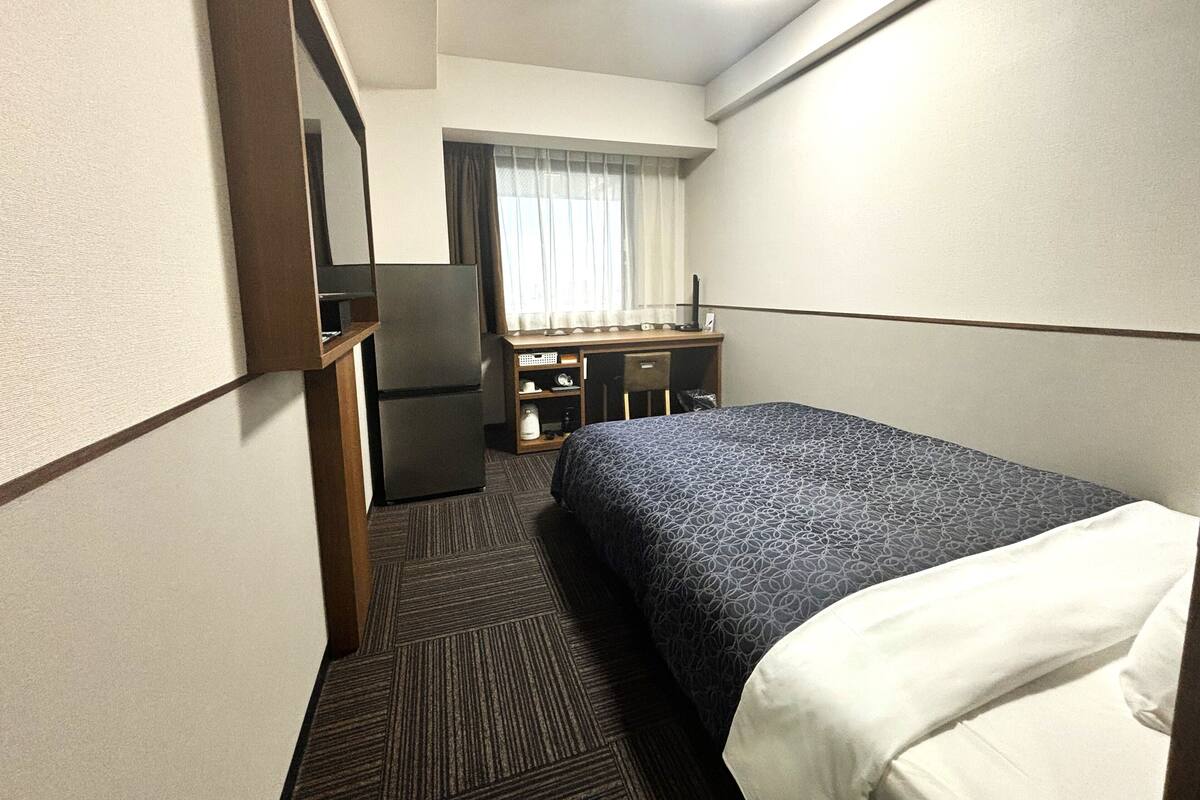 Economy Double Room, Non Smoking | Gebar bulu kapas, meja, seterika/papan seterika, Wi-fi percuma 