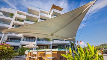 Bar en bord de piscine