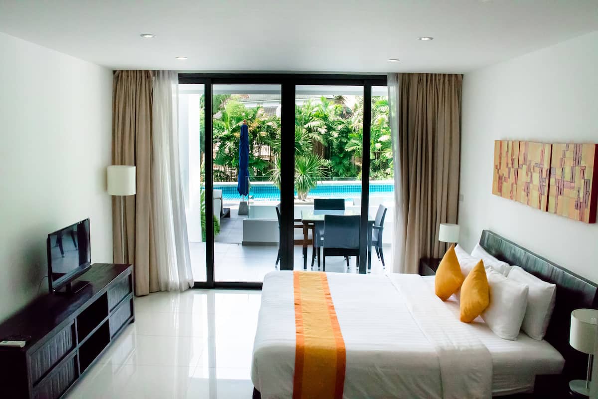 Luxury Apartment, 2 Bedrooms, Kitchenette, Poolside | 3 bilik tidur, bar mini, peti besi dalam bilik, meja