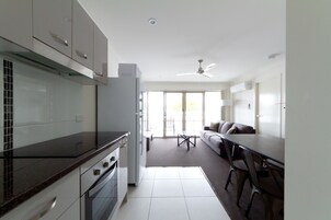 Apartamento, 2 quartos | Cozinha americana privada | Geladeira, micro-ondas, chaleira elétrica, torradeira