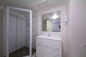 One Bedroom Apartment | Bathroom | Shower, hair dryer, towels - Rockhampton Serviced Apartments (Allenstown)