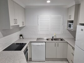 Apartamento, 2 quartos | Cozinha privada | Geladeira, micro-ondas, chaleira elétrica, torradeira