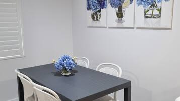 Two-Bedroom Apartment QB 2SB Dishwasher | Dining room