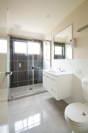 Bathroom - Rockhampton Serviced Apartments (Allenstown)