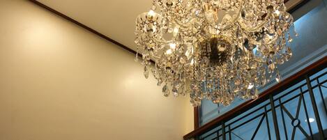 Un candelabro con múltiples brazos y detalles de cristal.