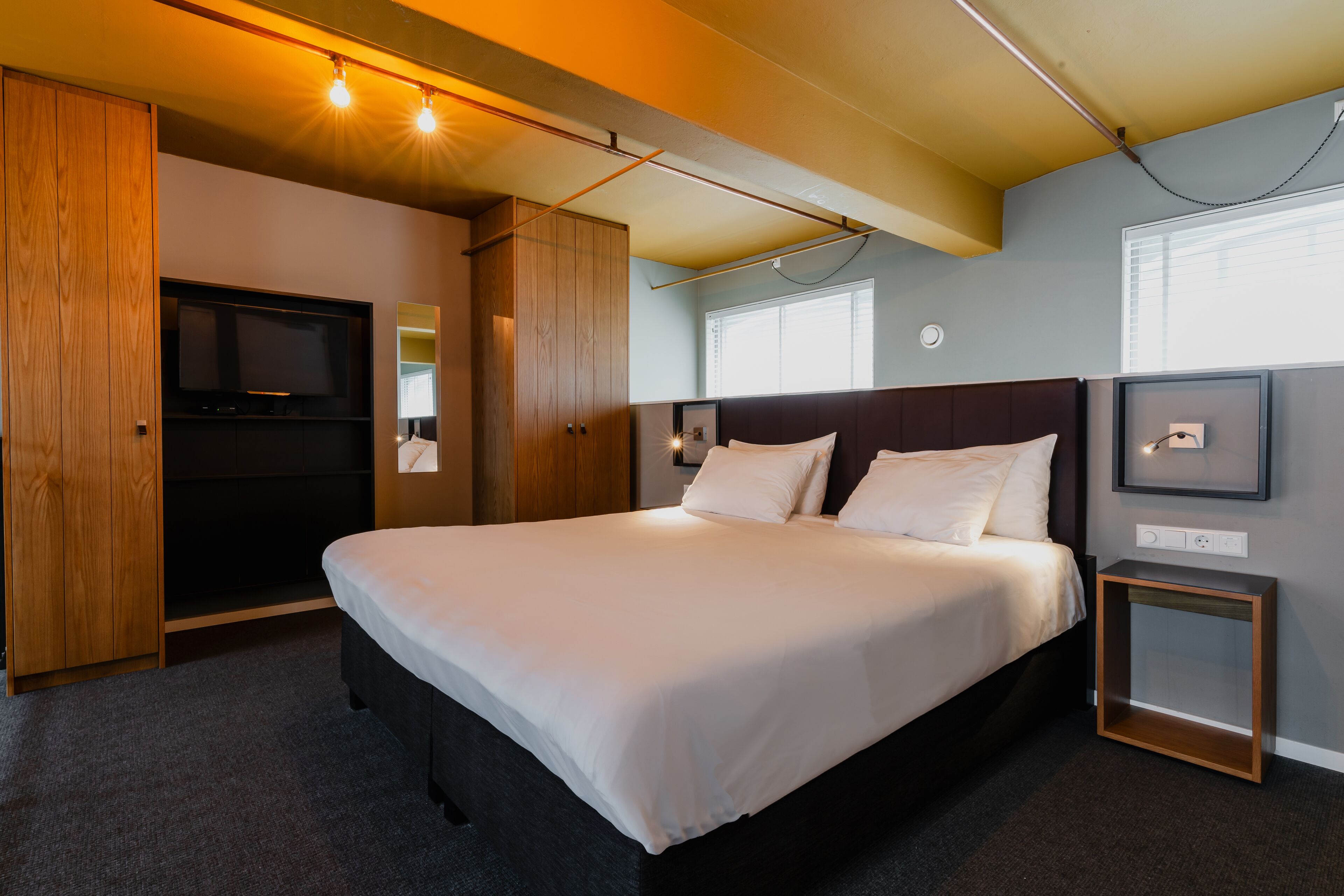 Hypo-allergenic bedding, in-room safe, desk, blackout curtains