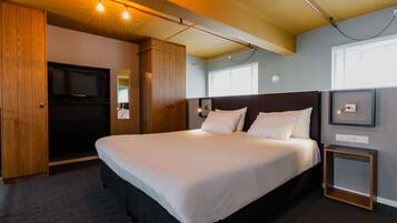 Hypo-allergenic bedding, in-room safe, desk, blackout curtains