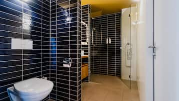 Appartement, 1 chambre | Salle de bain | Douche, douche cascade, articles de toilette griffés, séchoir à cheveux