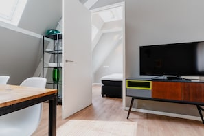Appartement, 2 chambres | Aire de séjour | Téléviseur à écran plat