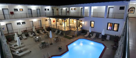 Un hôtel doté d’une piscine, de nombreux balcons et d’espaces extérieurs aménagés pour se détendre.