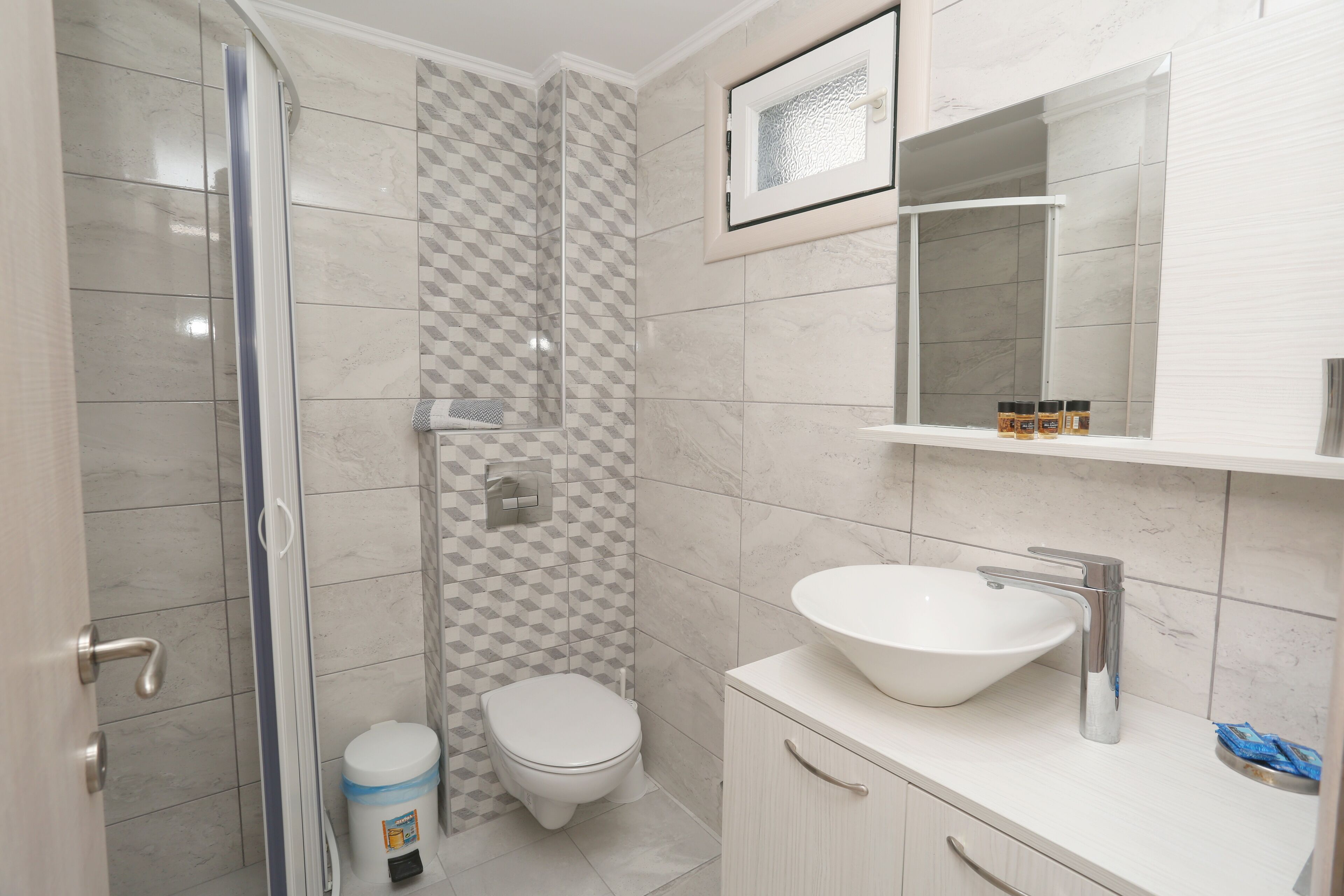 family suite, 2 bedrooms | bathroom | shower, hair dryer, towels