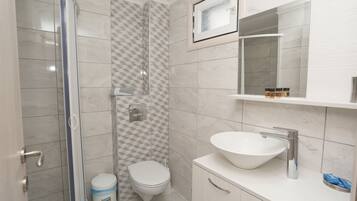 Family Suite, 2 Bedrooms | Bathroom | Shower, hair dryer, towels
