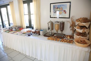 Daily buffet breakfast for a fee