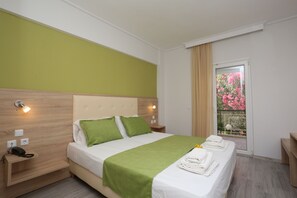 Zweibettzimmer, Balkon | Minibar, Schreibtisch, schallisolierte Zimmer, kostenloses WLAN