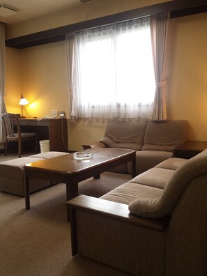 Traditional-Zimmer (Japanese & Western) | Wohnbereich | LCD-Fernseher