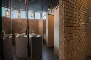 Douche, articles de toilette gratuits, serviettes fournies