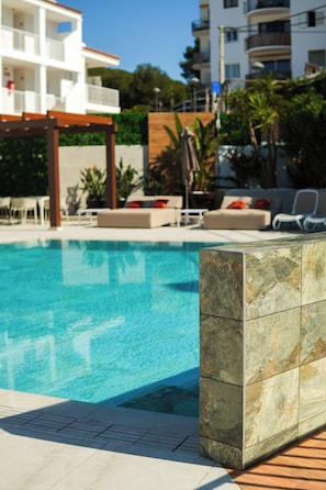 Outdoor pool, pool loungers - Oasis Sa Tanca Apartments by Typic Hotels (Santa Eulalia del Rio)
