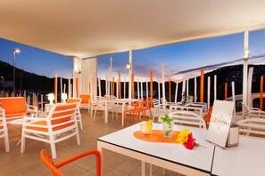 Breakfast and lunch served - Apartamentos Typic Oasis Sa Tanca (Santa Eulalia del Rio)