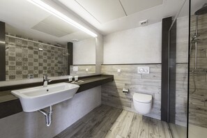 Apartamento, 2 habitaciones, terraza | Baño | Ducha y bañera combinadas y toallas