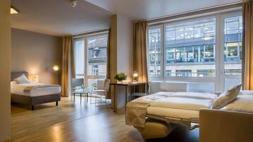 Eenvoudige vierpersoonskamer | Een bureau, geluiddichte muren, gratis wifi, beddengoed