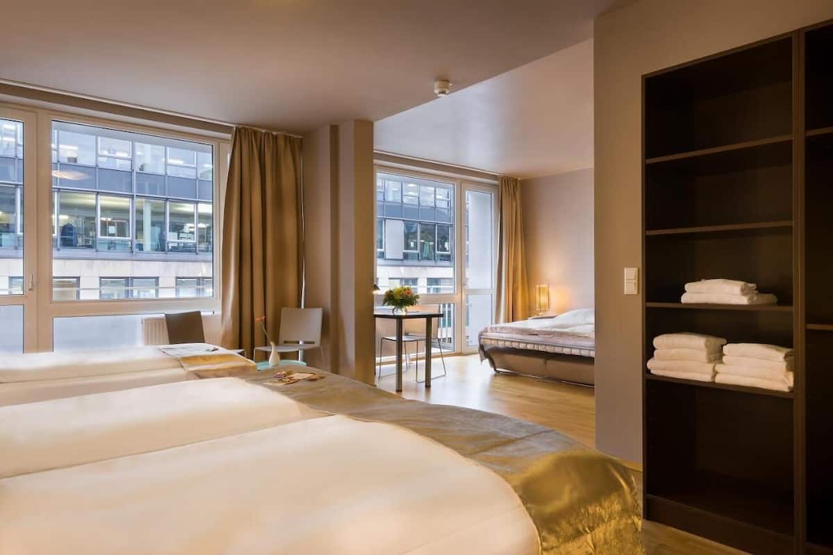 Basic-Vierbettzimmer | Schreibtisch, schallisolierte Zimmer, kostenloses WLAN, Bettwäsche