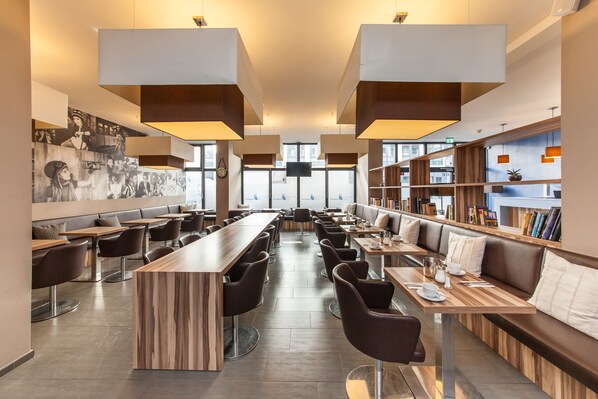 朝食 (ビュッフェ)、毎日提供 (無料)