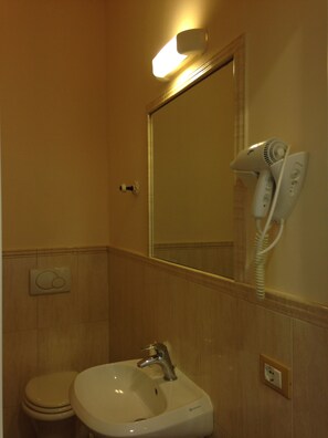 Habitación doble | Baño | Regadera, amenidades de baño gratuitas, secadora de cabello, toallas 
