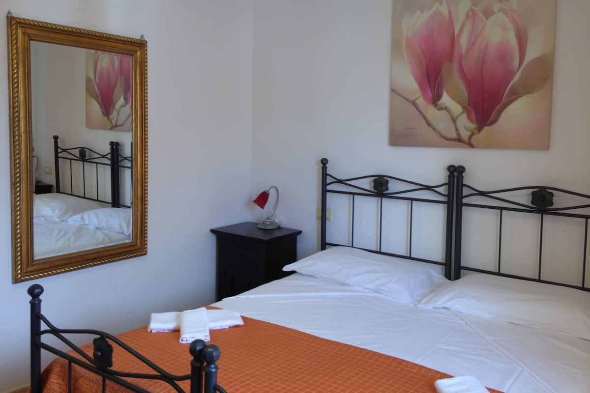 Tweepersoonskamer | Een minibar, babybedden