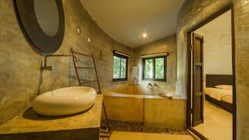 Combined shower/bathtub, spring water bathtub, free toiletries, towels