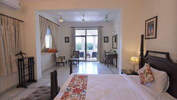 Habitación de hotel con una cama grande, un escritorio y vistas al exterior.
