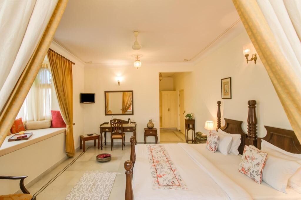 Premium bedding, in-room safe, individually decorated