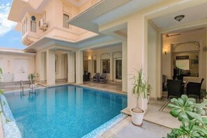 Outdoor pool - Akshay Niwas Boutique Hotel By Amantra (Udaipur)