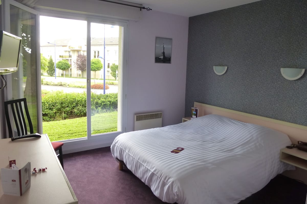 ห้องคลาสสิก, เตียงใหญ่ 1 เตียง | โต๊ะทำงาน, Wi-Fi ฟรี, ผ้าปูที่นอน