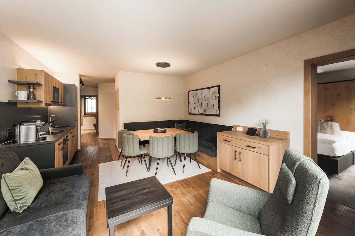 Un espacio habitable moderno y funcional con cocina, comedor y una zona de estar acogedora.