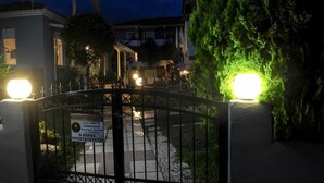 A gated entrance to a building with a sign in Greek. - Kapsohora Inn Hotel (Kassandra)