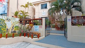 Una entrada con reja a un hotel, con un cartel que indica que es un hotel de elección de TripAdvisor.