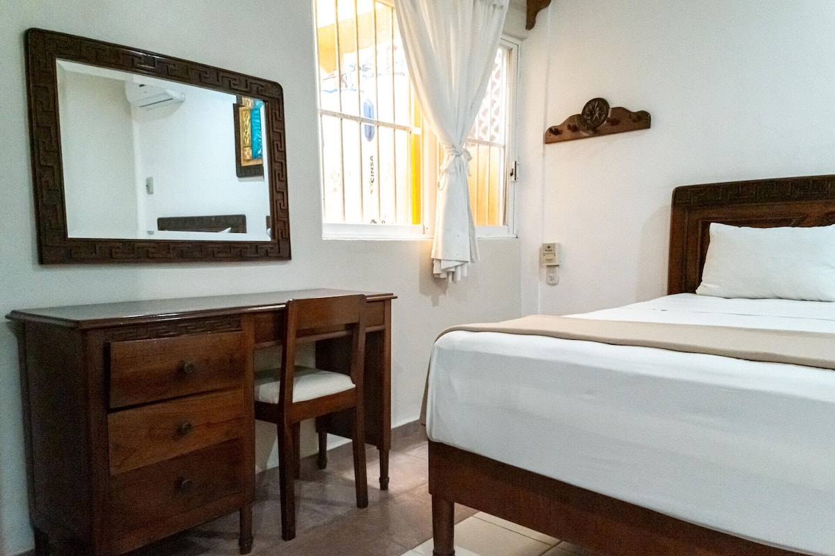 Tabla de planchar con plancha, wifi gratis, ropa de cama