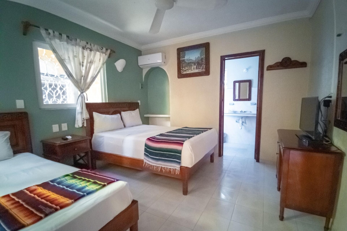 Tabla de planchar con plancha, wifi gratis, ropa de cama