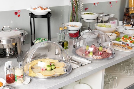 Free daily buffet breakfast