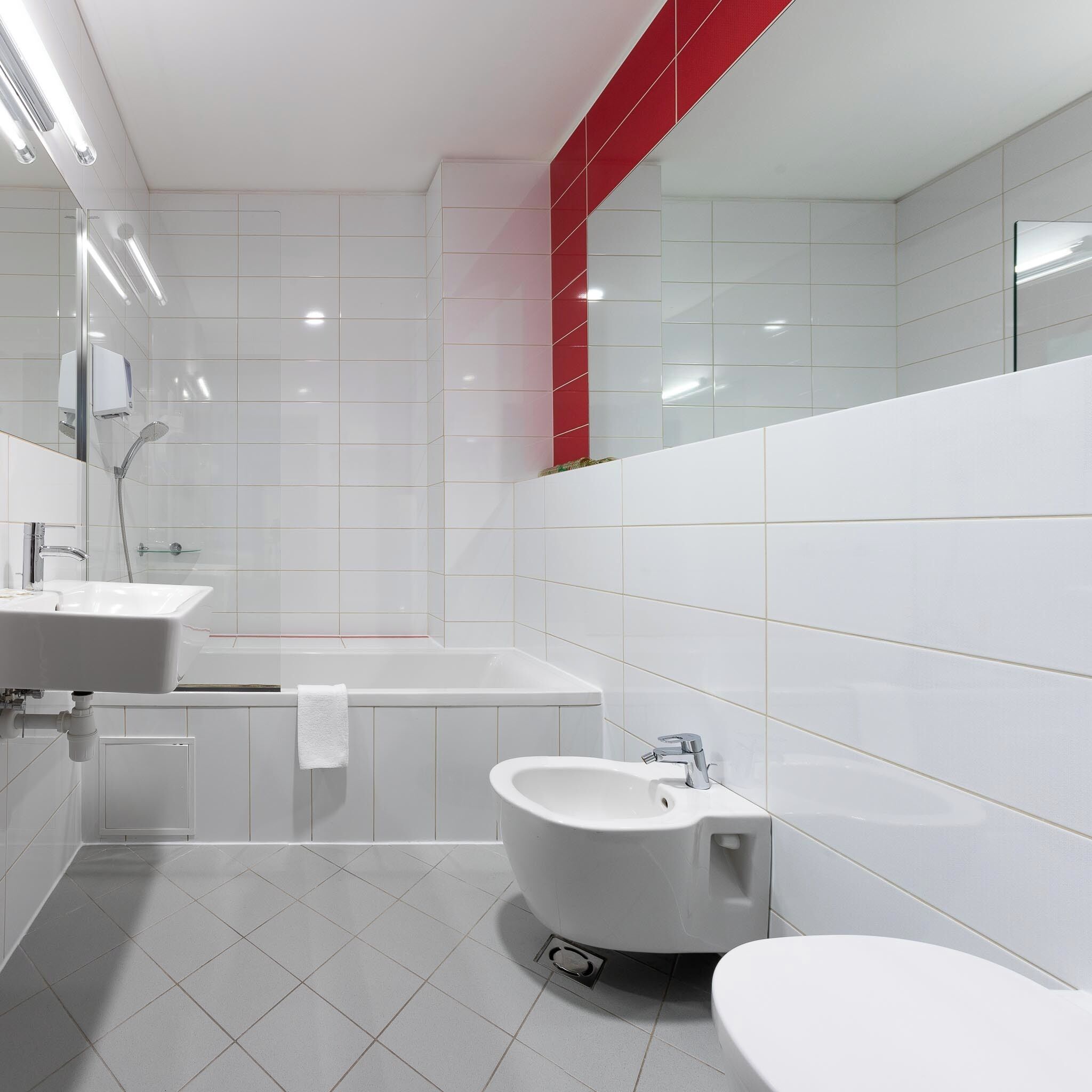 executive suite | bathroom | free toiletries, hair dryer, towels